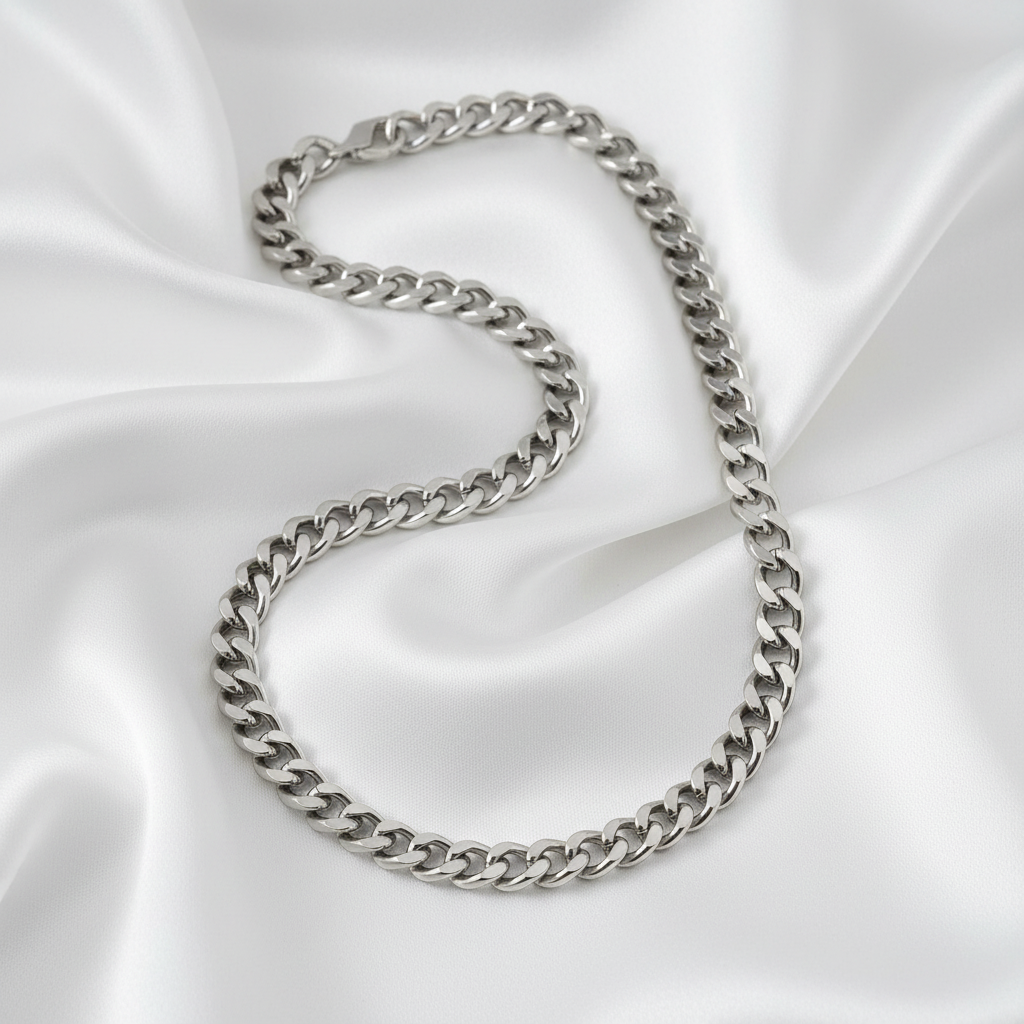 Silvrig stålkedja på vit silkesbakgrund