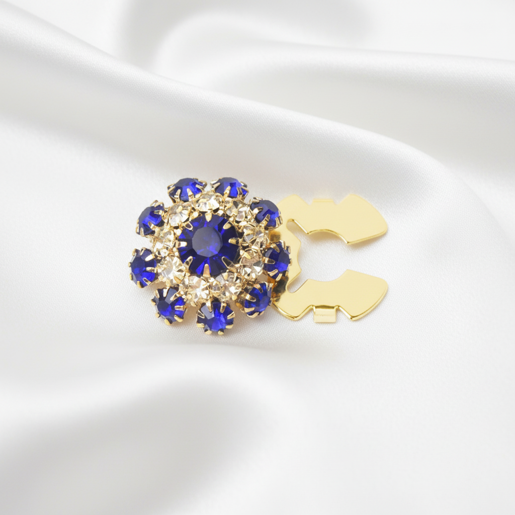 Smycke med elegant vit silkesbakgrund