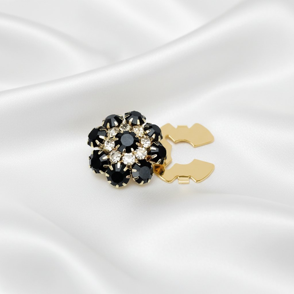 Smycke med elegant vit silkesbakgrund