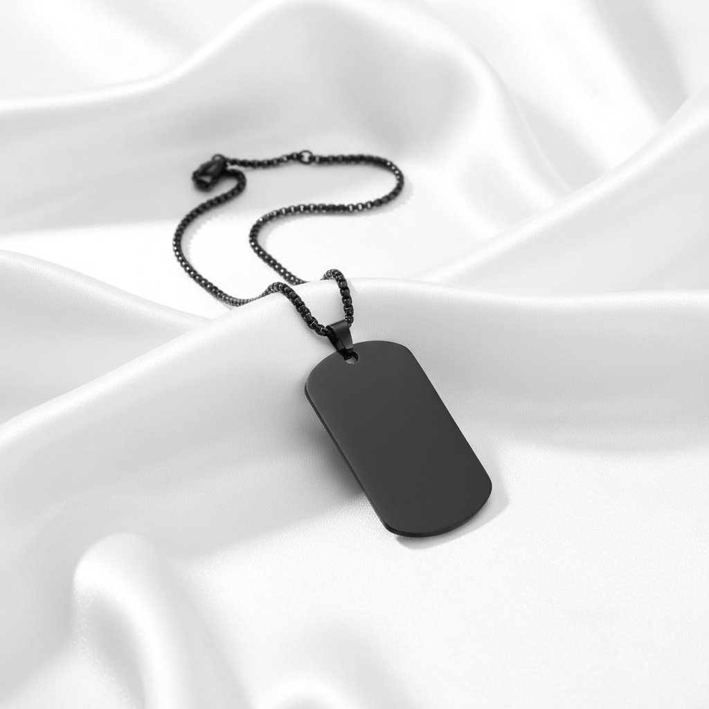 Svart halsband på vit silkesbakgrund